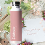 Botella De Agua Monograma personalizado, rosa orquídea con monogra<br><div class="desc">La hermosa tipografía de escritura y el moderno color rosa orquídea le dan a este diseño una elegancia simple. Un regalo ideal para ella, para una variedad de ocasiones incluyendo cumpleaños, graduaciones, propuestas de dama de honor, el Día de la Madre y más. ¡Le encantará este regalo práctico con un...</div>