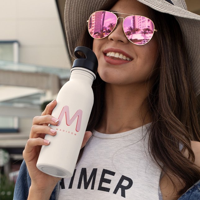 Botella De Agua Monograma retro de nombre personalizado moderno (Hey trendy teens! Keep cool in the most stylish way possible with this custom retro water bottle!)