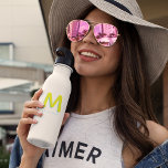 Botella De Agua Monograma retro moderno y divertido<br><div class="desc">¡Eh, adolescentes de moda! Manténgase hidratado en estilo con nuestra botella de agua de acero inoxidable Zazzle con un diseño de Monograma de Nombre Personalizado en amarillo vibrante y verde azulado! 💦 🔥 Personalízalo con tu propio nombre y acoja las vibraciones retro. Esta botella de agua, hecha de acero inoxidable...</div>