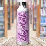 Botella De Agua Monograma Retro Tie Dye Magenta<br><div class="desc">¿Buscando un divertido regalo de inspiración retro para un amigo que nunca bebe suficiente agua? ¡Esta botella de agua monogramada de color de corbata es justo lo que buscabas! Todos los productos son creados por Zazzle y enviados a tu puerta dondequiera que estés en el mundo. Haga clic en el...</div>