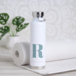 Botella De Agua Monograma simple azul moderno<br><div class="desc">Frasco De Agua De Monograma Inicial Simple Y Moderno. Crea tu propia botella personalizada con el nombre inicial del personalizado.</div>