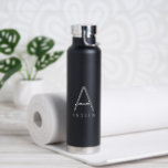 Botella De Agua Monograma simple de gris negro personalizado moder<br><div class="desc">Nombre personalizado y carta inicial Botella de agua de acero inoxidable con un Monograma Personalizado en una moderna y minimalista fuente sans serif clásica para un sencillo pero sofisticado y masculino. Mostrado en gris sobre una botella de agua metálica negra, los colores del texto y las fuentes se pueden cambiar,...</div>