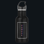 Botella De Agua Monograma vertical moderno blanco negro<br><div class="desc">Presentamos nuestra moderna y audaz botella de agua con un diseño de monograma vertical elaborado con letras superpuestas en colores llamativos. La paleta de colores vibrante y la composición única hacen de este diseño una pieza destacada, perfecta para aquellos que quieren hacer una declaración elegante. Personalízalo con tu propio nombre...</div>