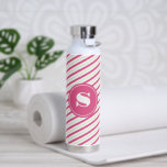 Botella De Agua Monograma vibrante de franjas rosadas y verdes<br><div class="desc">Esta botella aislada personalizada presenta su monogramado inicial en blanco rodeado por un fondo rosa vibrante con un patrón rayado de caña de caramelo rosa, verde y blanco. ¡Ideal para refrescarse durante el verano o para darle un ambiente cálido a tus seres queridos durante los meses fríos! ¡Hace un gran...</div>