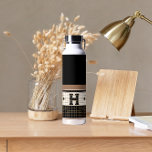 Botella De Agua Monograma vintage de bistró Tile negro y oro<br><div class="desc">Estas elegantes botellas de agua de tejas negras,  crema y dorada son regalos perfectos. Sus líneas depuradas,  sus colores simples y su patrón vintage son atemporales y versátiles. Un diseño de bistrot de gusto sofisticado.</div>