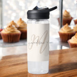 Botella De Agua Monograma y nombre de guión estilo Boho en beige<br><div class="desc">Una bonita botella femenina de agua con elegantes letras en boho con tu monograma inicial con un gran tipo de letra moderna en un tono neutro, con tu nombre en una fuente de carbón gris manuscrita sobre un fondo beige. El aspecto es moderno y atractivo, ¡todo en ti! IPersonalize con...</div>