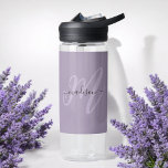 Botella De Agua Monograma y nombre de guión estilo Boho en morado<br><div class="desc">Tan elegante y femenina esta botella de agua personalizado tiene letras de moda de boho con tu monograma inicial en una fuente grande moderna en lavanda con tu nombre escrito a mano en negro sobre un fondo morado. El aspecto es moderno y atractivo, ¡todo en ti! Personaliza con tu nombre...</div>