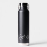 Botella De Agua Monograma y nombre personalizados de blanco negro<br><div class="desc">El Monograma Moderno Blanco Negro Personalizado y la Botella de Agua Nombre son una elección elegante y práctica para mantenerse hidratado. El diseño monocromo con detalles personalizados lo convierte en un accesorio de moda para uso diario o como un regalo reflexivo. Si tienes alguna preferencia de diseño o ideas de...</div>
