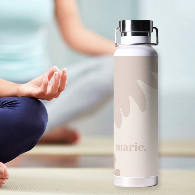 Botella de agua monogramada moderna (Personalized water bottle, with modern muted earthy tones, great for yoga practice)
