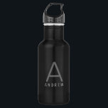 Botella De Agua Monogramado de gris negro simple personalizado y m<br><div class="desc">Nombre personalizado y carta inicial Botella de agua de acero inoxidable con un Monograma Personalizado en una moderna y minimalista fuente sans serif clásica para un sencillo pero sofisticado y masculino. Mostrado en gris sobre una botella de agua metálica negra, los colores del texto y las fuentes se pueden cambiar,...</div>