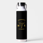 Botella De Agua Monogramas personalizados salvajes de Cowboy occid<br><div class="desc">Regalos personalizados para los padrinos y el mejor hombre con temática de vaquero del oeste. Decorada con gorra de vaquero con letra occidental vintage. El texto y el color son editables utilizando la herramienta de diseño para que se ajuste a su ocasión. Obtén este regalo de personalizar para boda, despedida...</div>