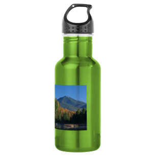 Botella De Agua Montaña blanca sobre pequeño estanque de tramas