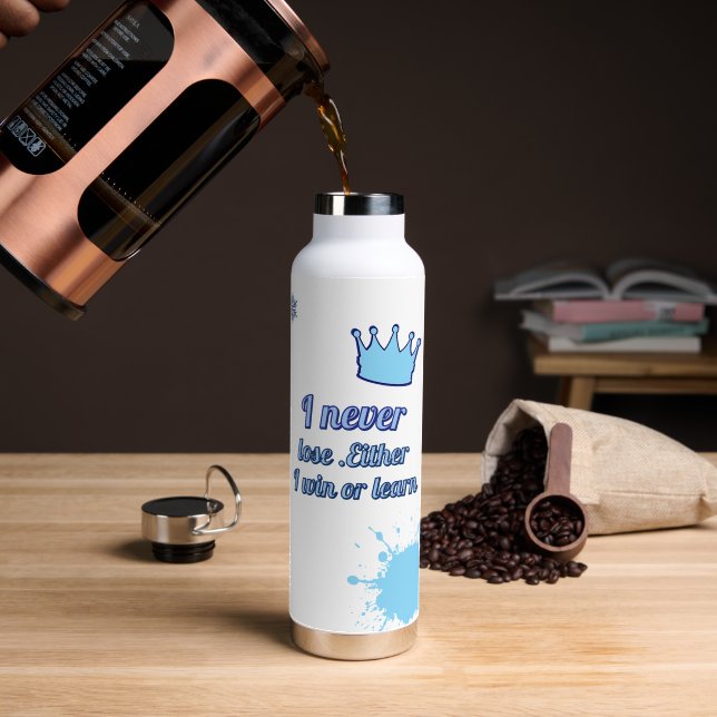 Botella De Agua Motivational_Nunca pierdo ni gano ni aprendo (Café (girado))