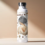 Botella De Agua Mujer acuarela con afirmación del Boho de pelo gri<br><div class="desc">Empodera tu día con esta sugestiva botella de agua de la afirmación del boho acuático. Con un hermoso ilustracion de una mujer con el pelo gris en un elegante peinado, esta botella es un recordatorio para abrazar tu belleza natural y celebrar tu fuerza. Las afirmaciones inspiradoras que se imprimen en...</div>