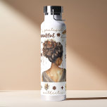 Botella De Agua Mujer Africana Con Afirmación De Boho De Pelo Marr<br><div class="desc">Empodera tu día con esta sugestiva botella de agua de la afirmación del boho acuático. Con un hermoso ilustracion de una mujer africana, esta botella es un recordatorio para abrazar tu belleza natural y celebrar tu fuerza. Las afirmaciones inspiradoras que se imprimen en la botella te animarán a ser positivas...</div>
