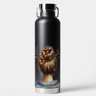 BOTELLA DE AGUA MUJER CON LUCES NAVIDEÑAS COLORIDAS EN SU CABELLO