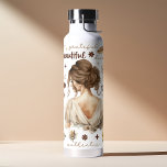Botella De Agua Mujer De Acuarela Con Afirmación De Boho De Pelo M<br><div class="desc">Empodera tu día con esta sugestiva botella de agua de la afirmación del boho acuático. Con un hermoso ilustracion de una mujer con el pelo castaño flotante, esta botella es un recordatorio para abrazar tu belleza natural y celebrar tu fuerza. Las afirmaciones inspiradoras que se imprimen en la botella te...</div>