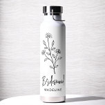 Botella De Agua Mujer de honor Nombre Escrito Floral Bachelorette<br><div class="desc">Celebra con estilo con nuestro nombre Bachelorette Bridal Party Thermal Wine Tumbler. Con un diseño de escritura elegante y personalizado, este tumbler es perfecto para mantener las bebidas a la temperatura ideal durante sus festividades nupales. Elaborado con materiales aislados de alta calidad, es tan práctico como moda. Ideal para fiestas...</div>