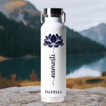 Botella De Agua Namaste Blue Lotus Flower Nombre personalizado mod<br><div class="desc">Namaste Blue Lotus Flower Modern Personalized Name Sports Fitness Yoga Stainless Steel Water Bottle incluye una flor de loto azul con el texto "namaste" en escritura moderna de caligrafía con letras a mano y personalizada con tu nombre. Perfecto regalo para amigos y familia por cumpleaños, Navidades, Día de la Madre,...</div>