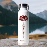 Botella De Agua Namaste Lotus Flower Nombre personalizado moderno<br><div class="desc">Namaste Burgundy Lotus Flower Modern Personalized Name Sports Fitness Yoga Stainless Steel Water Bottle incluye una flor de loto de color burdeos con el texto "namaste" en escritura moderna de caligrafía escrita a mano y personalizada con tu nombre. Perfecto regalo para amigos y familia por cumpleaños, Navidades, Día de la...</div>