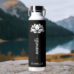 Botella De Agua Namaste Lotus Flower Nombre personalizado moderno<br><div class="desc">Namaste Lotus Flower Modern Personalized Name Sports Fitness Yoga Stainless Steel Water Bottle incluye una flor de loto con el texto "namaste" en el moderno guión de caligrafía con letras a mano y personalizado con tu nombre. Perfecto regalo para amigos y familia por cumpleaños, Navidades, Día de la Madre, mejores...</div>
