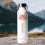 Botella De Agua Namaste Lotus Flower Nombre personalizado moderno<br><div class="desc">Namaste Lotus Flower Modern Personalized Name Sports Fitness Yoga Stainless Steel Water Bottle incluye una flor de loto con el texto "namaste" en el moderno guión de caligrafía con letras a mano y personalizado con tu nombre. Perfecto regalo para amigos y familia por cumpleaños, Navidades, Día de la Madre, mejores...</div>