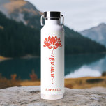 Botella De Agua Namaste Lotus Flower Nombre personalizado moderno<br><div class="desc">Namaste Lotus Flower Modern Personalized Name Sports Fitness Yoga Stainless Steel Water Bottle incluye una flor de loto con el texto "namaste" en el moderno guión de caligrafía con letras a mano y personalizado con tu nombre. Perfecto regalo para amigos y familia por cumpleaños, Navidades, Día de la Madre, mejores...</div>