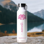 Botella De Agua Namaste Pink Lotus Flower Nombre personalizado mod<br><div class="desc">Namaste Pink Lotus Flower Modern Personalized Name Sports Fitness Yoga Stainless Steel Water Bottle incluye una flor de loto rosa con el texto "namaste" en escritura moderna de caligrafía escrita a mano y personalizada con tu nombre. Perfecto regalo para amigos y familia por cumpleaños, Navidades, Día de la Madre, mejores...</div>