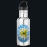 Botella De Agua Namaste que refleja flores de Lotus y nombre yoga<br><div class="desc">Esta botella de agua de bonito está pensada para los amantes del yoga. Presenta un diseño sereno con una flor de loto blanca y amarilla que se refleja en el agua con olas y ondas y un fondo azul celeste claro o azul azul celeste. La leyenda dice "Namaste" con un...</div>