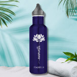 Botella De Agua Namaste Whit Lotus Flower Nombre personalizado mod<br><div class="desc">Namaste White Lotus Flower Modern Personalized Name Sports Fitness Yoga Stainless Steel Water Bottle incluye una flor de loto blanco con el texto "namaste" en escritura moderna de caligrafía escrita a mano y personalizada con tu nombre. Perfecto regalo para amigos y familia por cumpleaños, Navidades, Día de la Madre, mejores...</div>