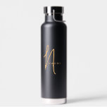 Botella De Agua Naranja negro | Personalizado Monograma Nombre de<br><div class="desc">Personalizado Naranja y negro Script Monograma Nombre Elegante botella de agua de Moda. Un diseño sencillo y moderno de color blanco y negro con caligrafía escrita a mano para un aspecto profesional y fresco. Crea tus propios regalos personalizados y ecofriendados. Cualquier tipo de letra,  cualquier color,  nada mínimo.</div>