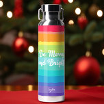 Botella De Agua Navidades del orgullo Personalizado arcoiris, amar<br><div class="desc">Hermoso orgullo gay Navidades botellas de agua en colores arcoiris bonito que dicen Ser Feliz y Brillante. Estar fuerte y orgulloso de la espléndida fiesta LGBTQ.</div>