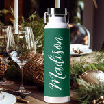 Botella De Agua Navidades verdes festivos Nombre escrito a mano bl<br><div class="desc">Una hermosa botella de agua verde cazador con monograma blanco para un chica o un tipo que ama regalos simples y escritos a mano para Navidades. Hermoso guión cursivo en el costado de la botella que explica su nombre.</div>