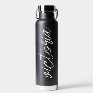 Botella de agua negra con letra de monograma