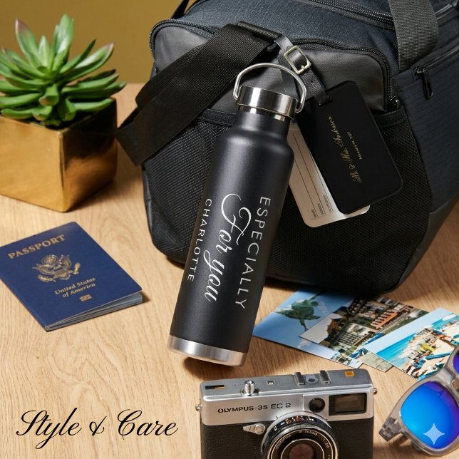 Botella de agua negra con texto personalizado en e (Custom Script Black Water Bottle With Personal Text)