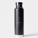 Botella De Agua Negra | Personalizado Monograma Nombre de guión Es<br><div class="desc">Personalizado Guay Black Script Monograma Nombre Elegante Botella de agua de Moda. Un diseño sencillo y moderno de color blanco y negro con caligrafía escrita a mano para un aspecto profesional y sofisticado. Crea tus propios regalos personalizados y ecofriendados. Cualquier tipo de letra,  cualquier color,  nada mínimo.</div>