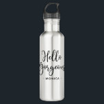 Botella De Agua Negro blanco personalizado, guapo<br><div class="desc">Un saludo de guion blanco y negro decora esta botella de agua con las palabras: ¡Hola Gorgeous!  Personalízalo con tu nombre,  o hace un regalo divertido para un amigo. Diseñado para usted por Blackberry Boulevard.</div>
