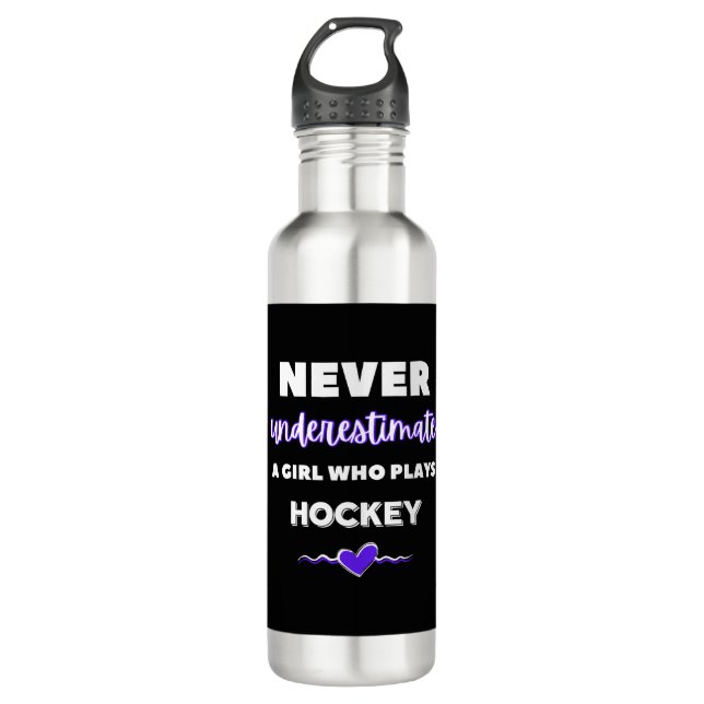 Botella De Agua Never underestimate a girl who plays hockey. (Anverso)