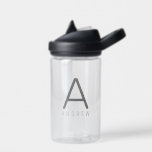 Botella De Agua Niños iniciales simples y personalizados de color<br><div class="desc">Botella de agua casera personalizada para niños con su nombre y su Personalizado de la carta inicial Monograma en un moderno y minimalista sans clásico moderno y delgado tipo serif para una apariencia simple y elegante. Mostrado en gris sobre una botella de agua clara de plástico, los colores del texto...</div>