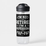 Botella De Agua No estoy jubilado Soy un abuelo profesional de Pap<br><div class="desc">Un diseño divertido y vergonzoso para tu abuelo especial y orgulloso de tu nieta, nieto, nieto, en el día del padre o de sus navidades, el día de los abuelos o cualquier otra ocasión. Muestra cuánto es amado y apreciado el abuelo. Un diseño de retiro retro y vintage para mostrar...</div>