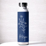 Botella De Agua Nombra azul marina Floral Bachelorette Bridal<br><div class="desc">Celebra con estilo con nuestro nombre Bachelorette Bridal Party Thermal Wine Tumbler. Con un diseño de escritura elegante y personalizado, este tumbler es perfecto para mantener las bebidas a la temperatura ideal durante sus festividades nupales. Elaborado con materiales aislados de alta calidad, es tan práctico como moda. Ideal para fiestas...</div>