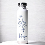 Botella De Agua Nombra azul marina Floral Bachelorette Bridal<br><div class="desc">Celebra con estilo con nuestro nombre Bachelorette Bridal Party Thermal Wine Tumbler. Con un diseño de escritura elegante y personalizado, este tumbler es perfecto para mantener las bebidas a la temperatura ideal durante sus festividades nupales. Elaborado con materiales aislados de alta calidad, es tan práctico como moda. Ideal para fiestas...</div>