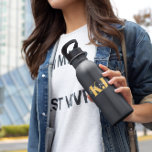 Botella De Agua Nombre amarillo y monograma | Tipografía retro<br><div class="desc">Diseño monocromático a la moda. Este tumbler elegante y de moda hace el accesorio perfecto. Agregue la redacción de su personalizado a este diseño utilizando los cuadros "Editar esta plantilla de diseño" situados en la parte derecha del elemento, o haga clic en el botón azul "Personalizar" para organizar el texto,...</div>