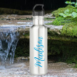 Botella De Agua Nombre azul brillante en el Personalizado de scrip<br><div class="desc">Una botella personalizada de agua inoxidable con monograma azul brillante para un chica al que le encantan los regalos simples y escritos a mano. Hermoso guión cursivo en el costado de su botella que explica su nombre en tipografía genial.</div>