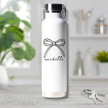 Botella De Agua Nombre de arco dibujado a mano minimalista<br><div class="desc">Nombre simple Monograma Frasco de Agua Minimalista. Esta bonita y elegante botella de agua tiene una gran proa dibujada a mano en la parte superior, emparejada con un nombre en una elegante caligrafía manuscrita a continuación. El diseño se ha puesto de relieve, creando un aspecto moderno y atemporal. Tanto el...</div>