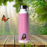 Botella De Agua Nombre de foto rosa blanco<br><div class="desc">Un fondo rosa de moda. Personalice y agregue su nombre y una foto de perfil.</div>