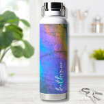 Botella De Agua Nombre de guión colorido moderno<br><div class="desc">La impresionante y colorida foto de piedra labradorita en color arcoiris es el escenario perfecto para un diseño sencillo y moderno. Este es un cierre de una verdadera piedra labradorita natural con azul,  púrpura,  rosa,  amarillo y verde. Elegante Y Personalizada Botella De Agua Con Nombre De Piedra Colorida.</div>