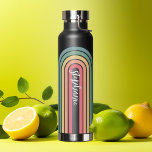 Botella De Agua Nombre de guión de color arco de línea retro paste<br><div class="desc">Un patrón de arco de línea funky con pasteles - azul, verde, amarillo, naranja y rojo. El diseño retro incluye curvas y líneas en colores gruesos. Añade tu nombre o borra el texto para un divertido diseño retro. El nombre es un tipo de letra de guión moderno en blanco. Si...</div>