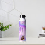 Botella De Agua Nombre de la foto de color morado rosa holográfico<br><div class="desc">Fondo holográfico rosa y morado. Personalice y agregue su nombre y una foto de perfil. Letras moradas.</div>