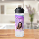 Botella De Agua Nombre de la foto de color morado rosa holográfico<br><div class="desc">Fondo holográfico rosa y morado. Personalice y agregue su nombre y una foto de perfil. Letras moradas.</div>